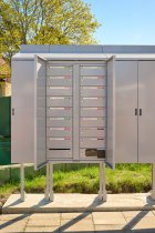 Silvergrå väderdörr till postbox Lynx