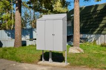 Postbox på stativ med extra skyddsdörrar