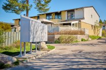 Lynx postbox med stativ, snedtak och väderdörrar