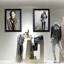Antik affischram med klickram väggmonterad i butik