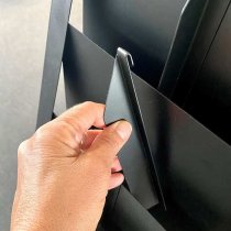 Avdelare närbild på broschyrställ M65