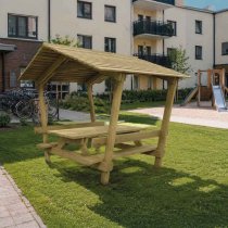Bänkbord med tak vid bostadsrättsförening