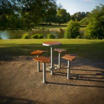 Exempelbild på barbord och barstolar utomhus