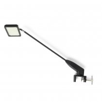 Svart armatur monterad med klämfäste