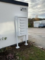 Benstativ till fastighetsbox utomhus