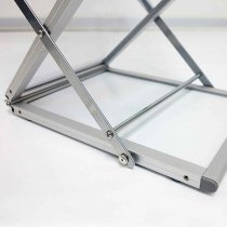 Närbild på broschyrställets fot och ledade aluminiumkonstruktion