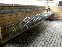 Cykelställ för vägg med låsbåge