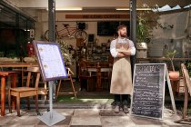 menytavla i mörkt trä utomhus