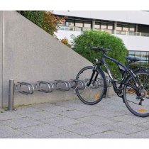 Miljöbild med Decorative cykelställ på innergård vid bostadsrättsförening
