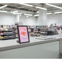 Nova digitalt bordsställ 13 tum placerad på receptionsdisk i butiksmiljö