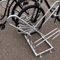 Cykelställ med låsbågar