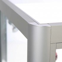 Hörndetalj på glasmonter med rundad aluminiumprofil och stabil ram