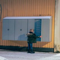 Silvergrå utomhus paketlösning för posthantering