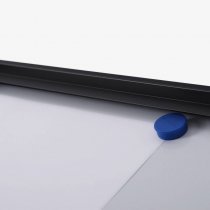 Informationstavla med magneter