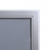 Låsbart skyltskåp närbild gerade hörn av aluminium