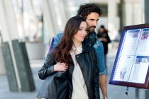 informationstavla med LED i mörkt trä