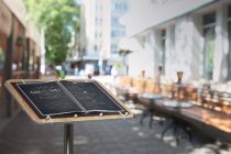 Rostfritt menyställ med teakskiva