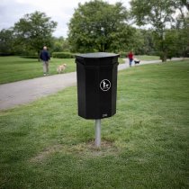 Miljöbild hundlatring för hundbajspåsar i park