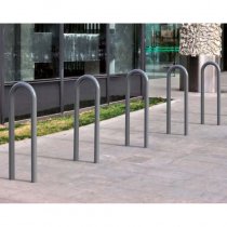 Miljöbild med cykelparkering av låsbågar på gågata