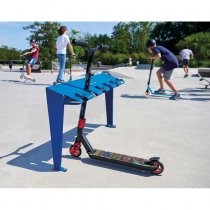 Fristående sparkcykelställ i park på lekplats
