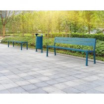 Silaos parkbänk 1800 mm i stål placerad i offentlig utemiljö