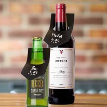etiketter hängande för vinflaskor