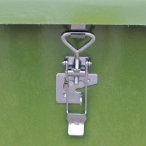 Excenterlås med kätting på förvaringslåda utomhus 750 liter