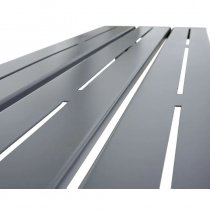 Detalj av sits i pulverlackerat stål på Silaos parkbänk 1800 mm