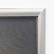 Närbild på posterramens snäppramar i anodiserad aluminium
