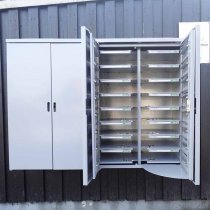 Öppen Fastighetsbox utomhus med avlastningsyta