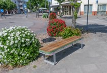 Parkbänk Aneby grön ute i stadsmiljö