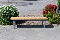 Parkbänk Aneby svart ute i stadsmiljö