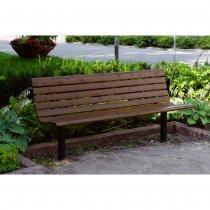Nedgjuten parksoffa i park