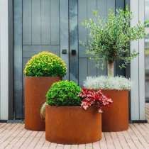 set med stora uteomhuskrukor i cortenstål