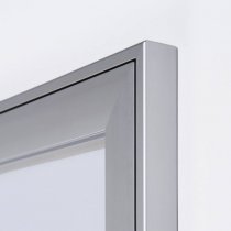Närbild på 41 mm profil på scs skyltskåp 3xA4