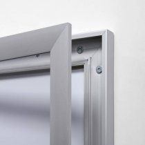 Närbild öppet scs skyltskåp 3xA4 i aluminium