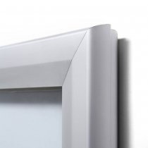 Närbild på silverfärgad aluminiumram på skyltskåp