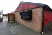 Miljöbild svart utomhus snedtak fastighetsbox Lynx