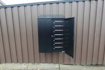 Miljöbild svart utomhus snedtak fastighetsbox Lynx