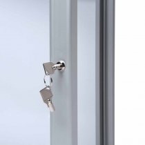 Närbild lås och nycklar i våningsregister