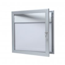 Våningsregister med rubrikplats 4xA4 och öppen låsbar glasdörr i silverfärgad aluminiumram.