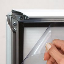 Närbild på frontplast och Vattentålig affischram 50x70 cm med extra tätning