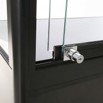 Närbild lås övre glasskåp på Vitrinskåp Tower Duo