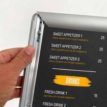 Vridbar skylthållare A4 svart med snäppram 25 mm