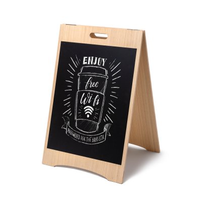 Lockande erbjudanden synliga på trä A-ställ för förbipasserande