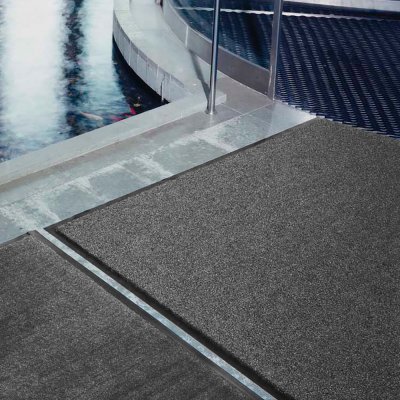 Kombimatta - dörrmatta med allt i ett. Klarar väta och smuts