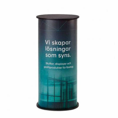 Rund mässdisk som podie med reklam för företag