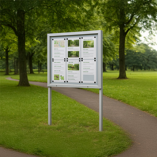 Anslagstavla utomhus med skyltskåp i parkområde