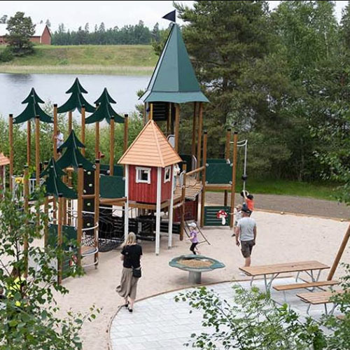 Bänkbord, lekplatsutrustning och klätterställning