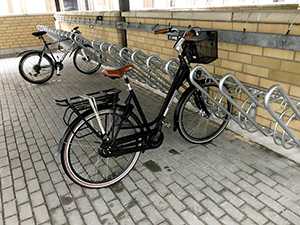 Cykelställ med låsbågar för vägg